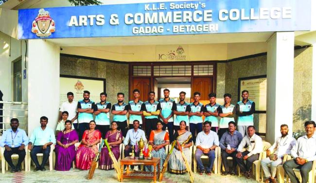 ಕೆ.ಎಲ್‌.ಇ ಸಂಸ್ಥೆಯ ಕಲಾ ಮತ್ತು ವಾಣಿಜ್ಯ ಮಹಾವಿದ್ಯಾಲಯಗೆ ಫೌಂಡರ​‍್ಸ‌ ಡೇ ಕ್ರಿಕೇಟ್ ಕಪ್ 