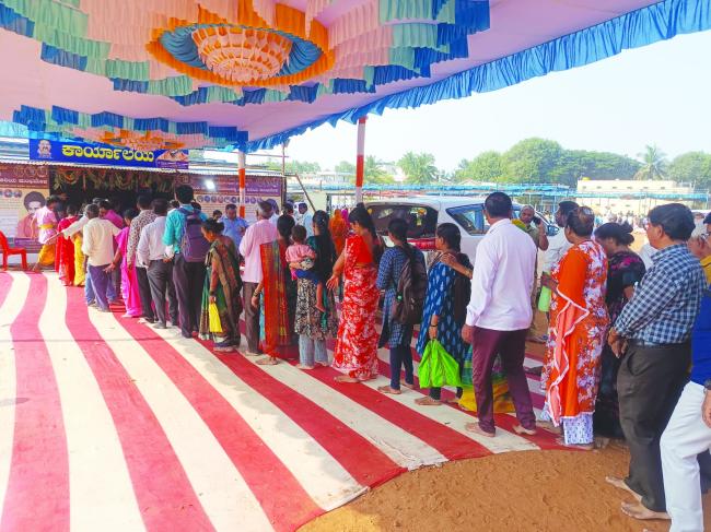 ಅತಿರುದ್ರ ಮಹಾಯಜ್ಞ ಕಾರ್ಯಕ್ರಮದಲ್ಲಿ ರುದ್ರಾಕ್ಷಿ ವಿತರಣೆ  