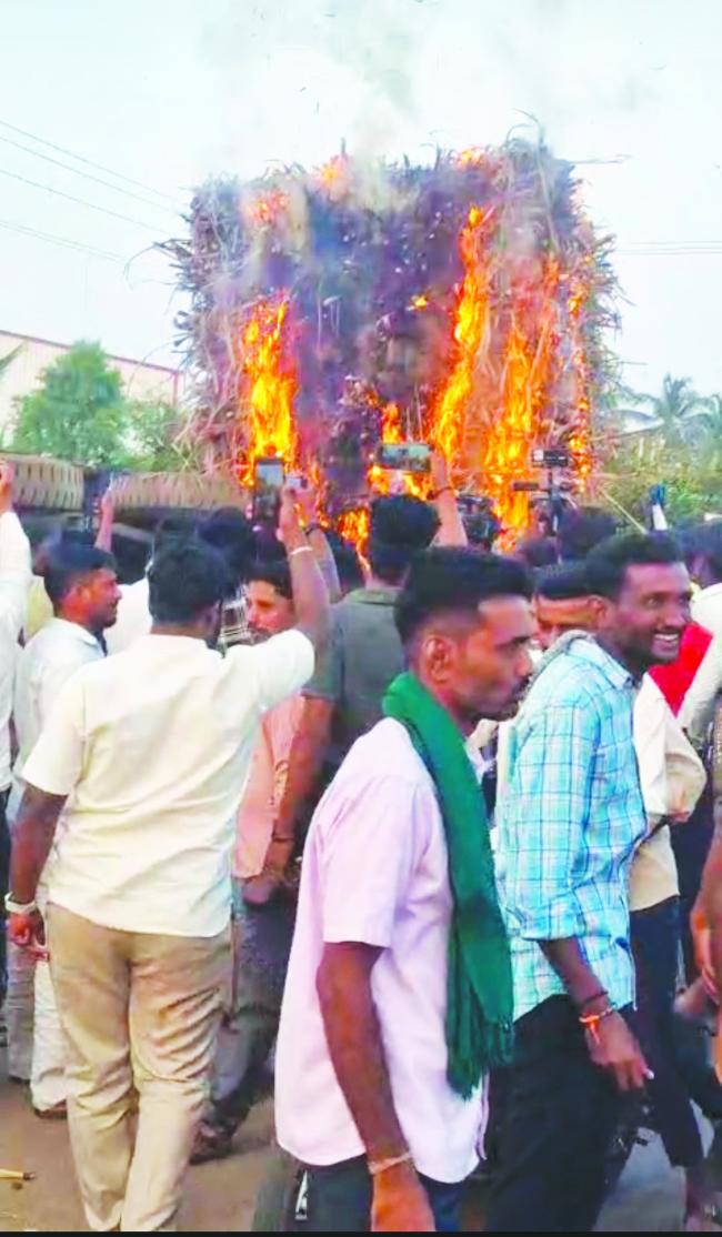 ಬೆಳಿಗ್ಗೆ ಉದ್ಘಾಟನೆಗೊಂಡ ಸೋಮಯ್ಯ ಕಾರ್ಖಾನೆಗೆ ಬರುತ್ತಿರುವ ಗಾಡಿಗೆ ಸಂಜೆ ಬೆಂಕಿ 