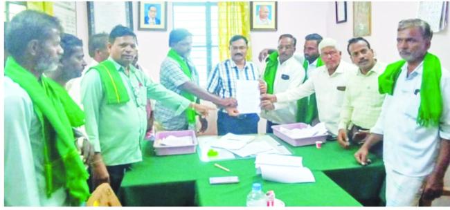 ಧರೆಗುರುಳಿತ್ತಿರುವ ವಿದ್ಯುತ್ ಕಂಬಗಳನ್ನು ಸರಿಪಡಿಸಲು ರೈತರಿಂದ ಆಗ್ರಹ 