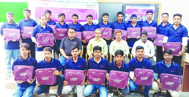 ಬಾಷ್ ಕೋರ್ಸ ವಿದ್ಯಾರ್ಥಿಗಳಿಗೆ ಕಲಿಕಾ ಸಾಮಗ್ರಿಗಳ ವಿತರಣೆ 