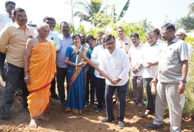 ಕಚ್ಚಾ ಕಾಲುವೆ ದುರಸ್ತಿ ಕಾಮಗಾರಿಗೆ ಶಾಸಕ ಶ್ರೀನಿವಾಸ ಮಾನೆ ಭೂಮಿಪೂಜೆ  