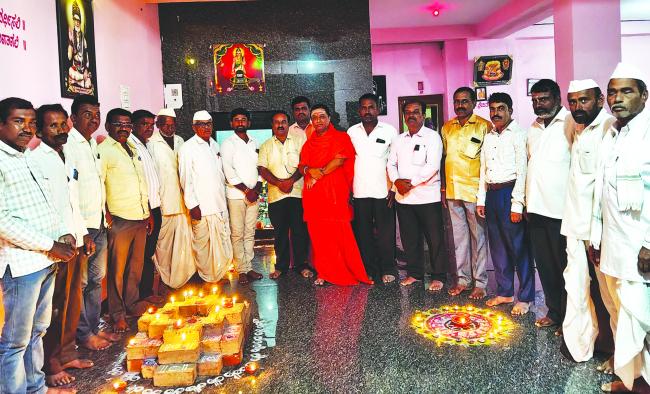 ಕತ್ತಲೆಯಿಂದ ಬೆಳಕಿನಡೆಗೆ ಸಾಗುವುದೇ ದೀಪೋತ್ಸವ: ಜಡಿಮಠದ ಶ್ರೀ 