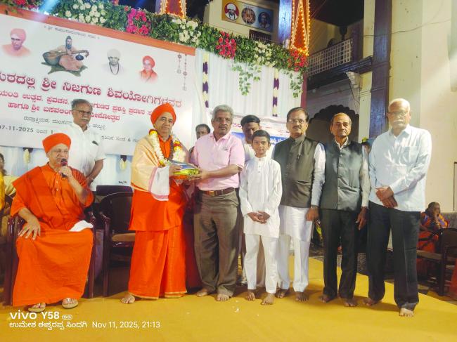 ಬಸವಲಿಂಗ ಸ್ವಾಮಿಜಿ ಅವರಿಗೆ ರಾಣಿಚನ್ನಮ್ಮ ಹಾಗೂ ಬಸವಪರಿಸರ ಸಂರಕ್ಷಣಾ ಸಮಿತಿಯ ವತಿಯಿಂದ ಸನ್ಮಾನ 