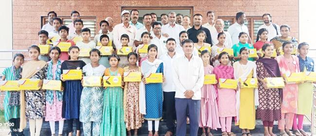       ಗುರ್ಲಾಪೂರದ ಮಕ್ಕಳಿಗೆ ಶ್ಯೂ, ಸಾಕ್ಸ ವಿತರಣೆ