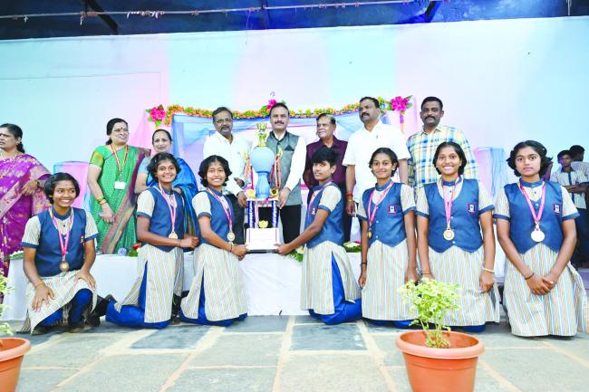 ಧಾರವಾಡದ ಕರ್ನಾಟಕ ಯುನಿವರ್ಸಿಟಿ ಪಬ್ಲಿಕ್ ಶಾಲೆಯಲ್ಲಿ ಎಚ್‌.ಎಫ್‌. ಕಟ್ಟಿಮನಿ ಪ್ರೌಢ ಶಿಕ್ಷಣ ಪ್ರತಿಷ್ಠಾನ 