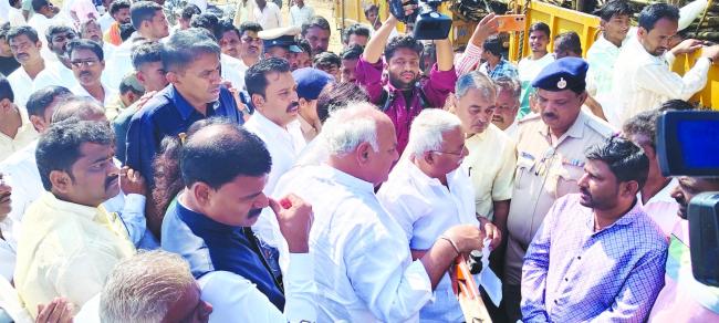 ಸೋಮಯ್ಯ ಸಕ್ಕರೆ ಕಾರ್ಖಾನೆಗೆ ಸಚಿವರಾದ ಶಿವಾನಂದ ಪಾಟೀಲ, ತಿಮ್ಮಾಪೂರ ಭೇಟಿ 