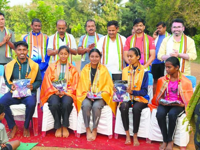 ಮಕ್ಕಳ ದಿನಾಚರಣೆ: ಕ್ರೀಡಾಪಟುಗಳಿಗೆ ಸಮವಸ್ತ್ರ ವಿತರಣೆ  