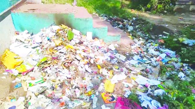  ಶತಮಾನ ಕಂಡಇದೇನು ವಿದ್ಯಾಮಂದಿರವೋ, ಕಸದ ತೊಟ್ಟಿಯೋ ಸರ್ಕಾರಿ ಶಾಲೆಯ ಆವರಣದಲ್ಲಿ ಕಸದ ರಾಶಿ: ದುರ್ನಾತದಲ್ಲೇ ಮಕ್ಕಳ ಕಲಿಕೆ 