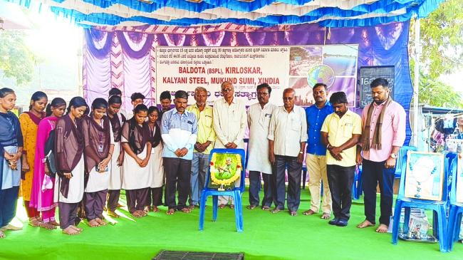 ಧರಣಿ ಹೋರಾಟದಲ್ಲಿ ಪರಿಸರ ತಪಸ್ವಿ ಸಾಲುಮರದ ತಿಮ್ಮಕ್ಕ ಅವರಿಗೆ ಶ್ರದ್ಧಾಂಜಲಿ