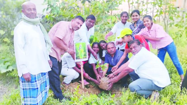 ತಿಮ್ಮಕ್ಕ ನೆನಪಿನಲ್ಲಿ ಸಸಿ ನೆಟ್ಟು ನಂತರ  ಸಂತಾಪ  