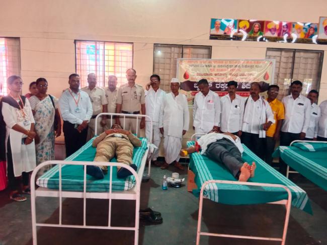 ರಕ್ತದಾನ ಮಾಡಿ ಮಾದರಿಯಾದ ಡಾ.ಗೀರಿಶ್ ಪಾಟೀಲ