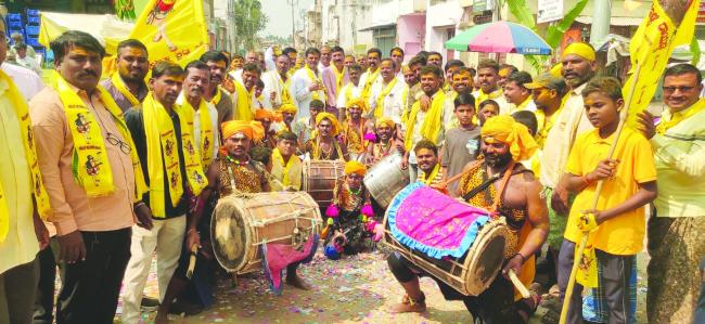ಹಾಲುಮತ ಸಮಾಜದಿಂದ ಭಕ್ತ ಕನಕದಾಸರ ಭವ್ಯ ಮೆರವಣಿಗೆ 