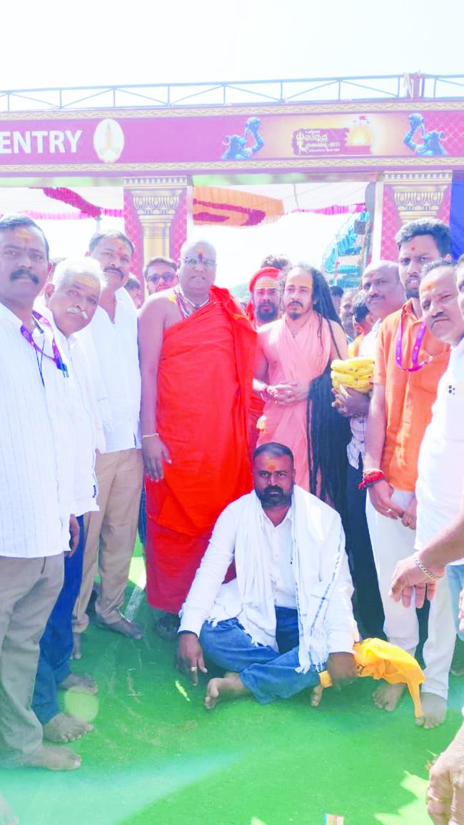 ಕಿರಿಯ ಕುಂಭಮೇಳಕ್ಕೆ ಕಾಗಿನೆಲೆ ಕಿರಿಯ ಶ್ರೀಗಳು ಭೇಟಿ  