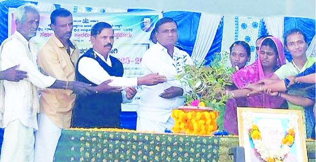 ಉತ್ತನೂರು ಮಕ್ಕಳ ದಿನ ಭಾರತದ ಮಾಜಿ ಪ್ರಧಾನಿ ಜವಾಹರ್ ಲಾಲ್ ನೆಹರು ಜನ್ಮದಿನ ಆಚರಣೆ 