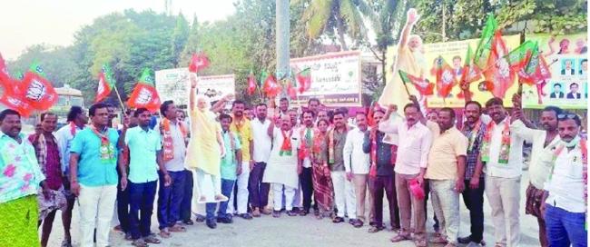 ಸಿರುಗುಪ್ಪ: ಬಿಹಾರ್ ಚುನಾವಣೆ ಬಿಜೆಪಿ ಜಯ ಮಹಾತ್ಮ ಗಾಂಧಿ ಸರ್ಕಲ್ ನಲ್ಲಿ ವಿಜಯೋತ್ಸವ ಆಚರಣೆ  