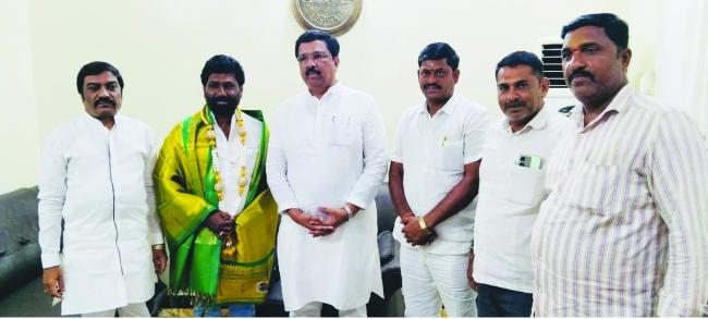 ಸೈಯದ್ ನಾಸೀರ್ ಹುಸೇನ್‌ರವರಿಂದ ವೆಂಕಟೇಶ್ ಹೆಗಡೆಯವರಿಗೆ ಸನ್ಮಾನ  