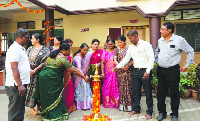 ಶಾಲಾ ದಿನಗಳ ಮಧುರ ನೆನಪುಗಳನ್ನು ಮೆಲುಕು ಹಾಕಲು ಗುರುವಂದನೆ ಕಾರ್ಯಕ್ರಮ 