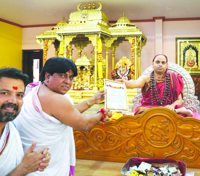 ರಾಜಗೋಪಾಲ ಅಡಿಗೆ ವಿಧುಶೇಖರ ಭಾರತೀ ಶ್ರೀಗಳಿಂದ ಆಶೀರ್ವಾದ 