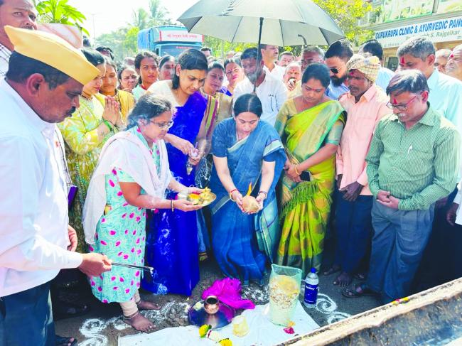 ಕಂಗ್ರಾಳಿ ಬಿಕೆ ಗ್ರಾಮದಲ್ಲಿ 4.50 ಕೋಟಿ ರೂ. ವೆಚ್ಚದಲ್ಲಿ ರಸ್ತೆ ಅಭಿವೃದ್ಧಿ: ಪೂಜೆ ನೆರವೇರಿಸಿದ ಸಚಿವೆ ಲಕ್ಷ್ಮೀ ಹೆಬ್ಬಾಳಕರ್ 