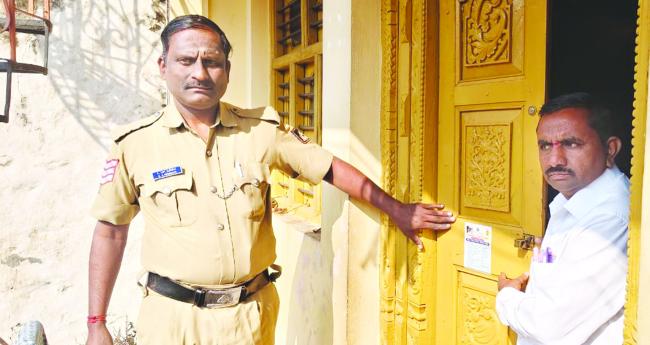 ಮನೆ ಮನೆಗೆ ಪೋಲಿಸ ಭೇಟಿ 