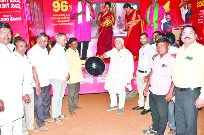  ಪಂಚ ಗ್ಯಾರಂಟಿ ಯೋಜನೆಗಳ ಜಾಗೃತಿಯ ಸಂಚಾರಿ ವಾಹನಕ್ಕೆ ಸಚಿವರಿಂದ ಚಾಲನೆ  