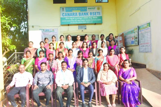 ಮಹಿಳೆಯರು ಉಳಿತಾಯ ಮಾಡುವ ಮನೋಭಾವನೆ ಬೆಳೆಸಿಕೋಳ್ಳಿ