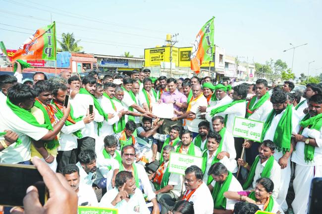 ಹಾವೇರಿ ಜಿಲ್ಲೆಯಲ್ಲಿ ರೈತರ ಬೆಳೆಗಳಿಗೆ ಬೆಂಬಲ ಬೆಲೆ ನೀಡಬೇಕೆಂದು ಪೂಜಾರ ಆಗ್ರಹ