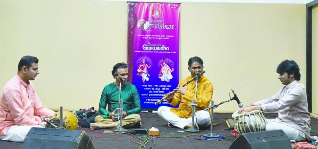 ಕೊಳಲಿನ ನಾದ ತಬಲಾ ಮೃದಂಗದ ನಿನಾದದಲ್ಲಿ ಮಿಂದೆದ್ದ ಅವಳಿ ನಗರದ ಸಂಗೀತ ಪ್ರೇಮಿಗಳು 