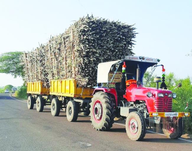 ಗಡಿಭಾಗದಲ್ಲಿ ಕಬ್ಬಿನ ಟ್ರ್ಯಾಕ್ಟರ್‌ಗಳ ಸಂಚಾರ ನಿಯಮಗಳ ಉಲ್ಲಂಘನೆ  