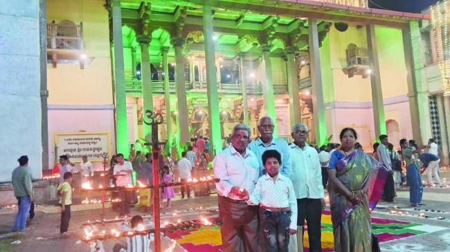 ಕಾರ್ತಿಕ ಮಾಸದ ದೀಪೋತ್ಸವದಲ್ಲಿ ದೀಪ ಬೆಳಗಿಸಿದ ಡಾ. ಸುರೇಶ ಹೊರಕೇರಿ
