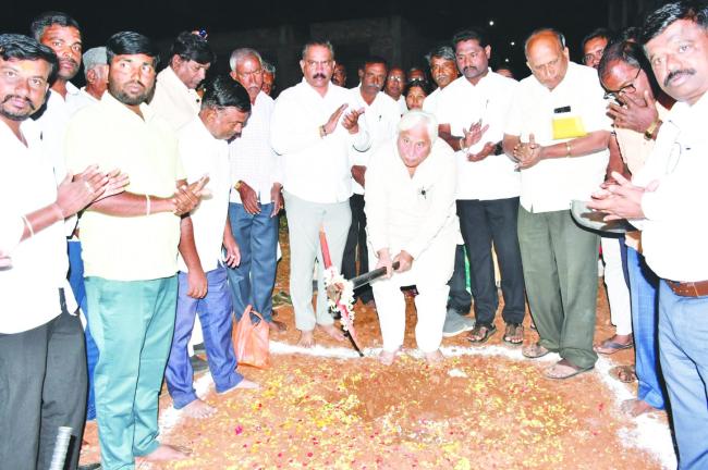 ಅಸುಂಡಿ ಗ್ರಾಮದಲ್ಲಿ ವಿವಿಧ ರಸ್ತೆ ಕಾಮಗಾರಿಗಳಿಗೆ ಸಚಿವ ಎಚ್‌.ಕೆ.ಪಾಟೀಲ ಅವರಿಂದ ಭೂಮಿ ಪೂಜೆ ಕಾರ್ಯಕ್ರಮ 