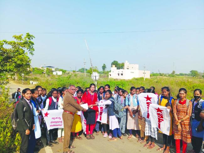 ವಿದ್ಯಾರ್ಥಿನಿಯರ ಹಾಸ್ಟೆಲ್ ಮುಂದೆ ಬಸ್ ನಿಲ್ಲಿಸದ ಸಿಬ್ಬಂದಿಗಳ ಮೇಲೆ ಕ್ರಮ ಜರುಗಿಸಲು ಎಸ್‌ಎಫ್‌ಐ ಆಗ್ರಹ  