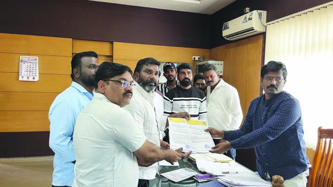 ರಾಯಣ್ಣ ಪ್ರತಿಮೆ ಪ್ರತಿಷ್ಠಾಪನೆ : ರಾಯಣ್ಣನ ವಿಷಯಕ್ಕೆ ಅಭಿಮಾನಿಗಳ ಬಿಗಿ ಪಟ್ಟು