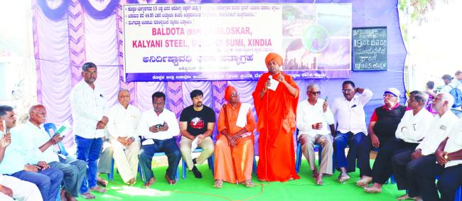 ಕಾರ್ಖಾನೆ ಮಾಲೀಕರು ಜನರ ನೋವಿಗೆ ಸ್ಪಂದಿಸುವದಿಲ್ಲ - ಚೇತನ ಅಹಿಂಸಾ 