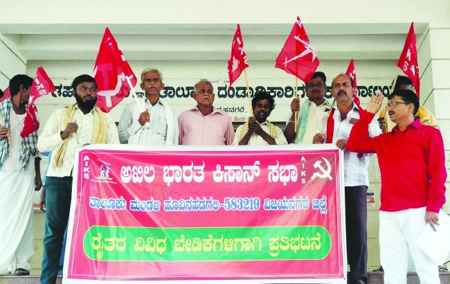 ರೈತರ ನಾನಾ ಬೇಡಿಕೆಗಳ ಆಗ್ರಹಿಸಿ ಪ್ರತಿಭಟನೆ  