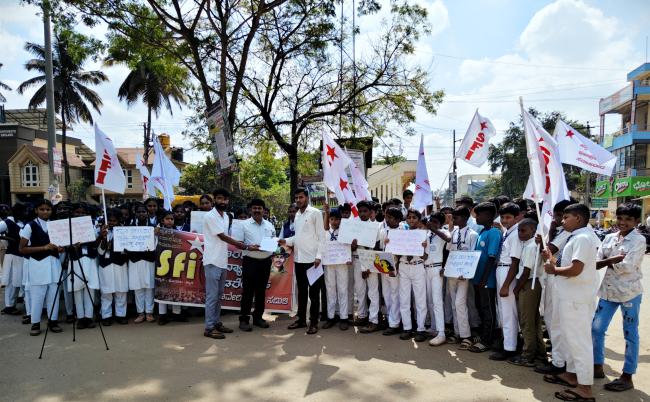ಕನ್ನಡ ಶಾಲೆಗಳನ್ನು ವೀಲೀನಗೊಳಿಸುವ ಹೆಸರಿನಲ್ಲಿ ಮುಚ್ಚುವ ಹುನ್ನಾರ; ಎಸ್‌ಎಫ್‌ಐ ಖಂಡನೆ