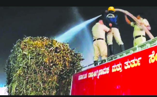 ವಿದ್ಯುತ್ ತಂತಿ ತಗುಲಿ ಕಬ್ಬು ತುಂಬಿದ ಟ್ರ್ಯಾಕ್ಟರಗೆ ಬೆಂಕಿ 