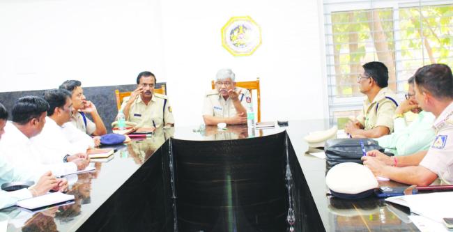 ಅಧಿಕಾರಿಗಳು ಸಮನ್ವಯತೆಯಿಂದ ಕೆಲಸ ಮಾಡಬೇಕು- ಡಾ. ರಾಮ್ ಎಲ್‌. ಅರಸಿದ್ದಿ 