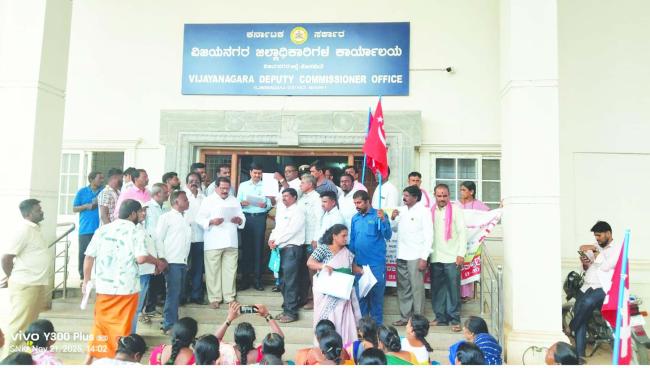 ಸರ್ಕಾರಿ ಹಾಸ್ಟೆಲ್ ಮತ್ತು ವಸತಿ ಶಾಲಾ ನಿಲಯಗಳಲ್ಲಿ ಕೆಲಸ ಮಾಡುತ್ತಿರುವ ಹೊರಗುತ್ತಿಗೆ ನೌಕರರ ವಿವಿಧ ಬೇಡಿಕೆಗಳನ್ನು ಈಡೇರಿಸಲು ಮನವಿ