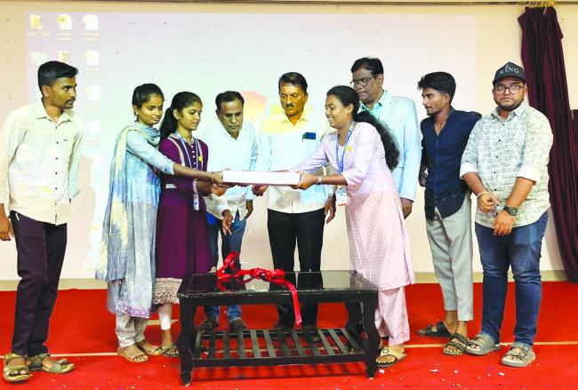 ವಿದ್ಯಾರ್ಥಿಗಳು  ಪಠ್ಯೇತರ ಚಟುವಟಿಕೆಗಳಲ್ಲಿ ಪಾಲ್ಗೊಳ್ಳಿ