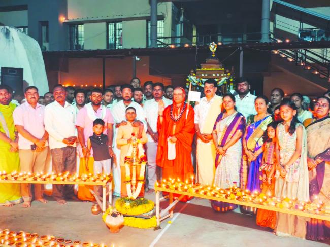 ಕತ್ತಲೆಯಿಂದ ಬೆಳಕಿನಡೆಗೆ ಸಾಗುವುದಾಗಿದೆ : ಶಿವಾಚಾರ್ಯರು 