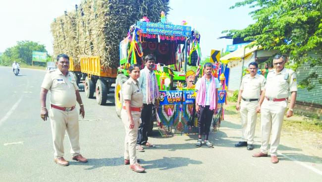 ಕಬ್ಬಿನ ಟ್ರ್ಯಾಕ್ಟರ್‌ಗಳ ಟ್ರಾಲಿಗಳಿಗೆ ರಿಫ್ಲೆಕ್ಟರ್ ಅಳವಡಿಸಿದ ಪಿಎಸ್‌ಐ  