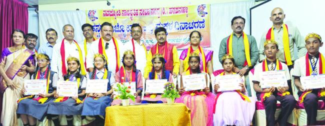 ನವಜ್ಯೋತಿ ಸಾಂಸ್ಕೃತಿಕ ಸೇವಾ ಸಂಸ್ಥೆ ವತಿಯಿಂದ ಬಸಮ್ಮ ಕಲಾಮಂದಿರದಲ್ಲಿ ನಡೆದ ನಾಡುಹಿನುಡಿ ಗೀತಗಾಯನ ಸ್ಪರ್ಧೆ 