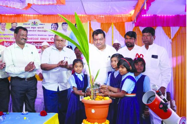 ಸರಕಾರಿ ಪ್ರೌಢಶಾಲೆ ಪ್ರಾರಂಭೋತ್ಸವವನ್ನು ಉದ್ಘಾಟಿಸಿದ ಸಚಿವ ಎಂ. ಬಿ. ಪಾಟೀಲ 