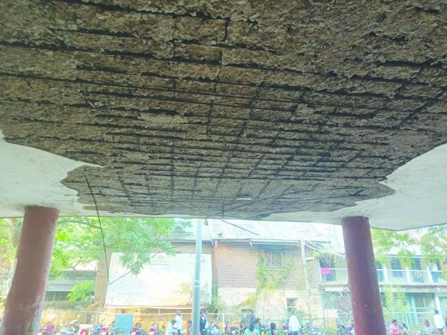 ಹಳೆ ತಹಶೀಲ್ದಾರ್ ಕಚೇರಿ ಮೇಲ್ಚಾವಣಿ ಶಿಥಿಲ: ಅಧಿಕಾರಿಗಳ ನಿರ್ಲಕ್ಷ್ಯ 