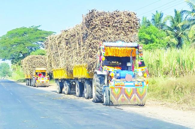 ಕಬ್ಬುಸಾಗಿಸುವ ಟ್ರ್ಯಾಕ್ಟರ್‌ಗಳ ಬೇಕಾಬಿಟ್ಟಿ ಸಂಚಾರ: ಹೆಚ್ಚುತ್ತಿರುವ ಅಪಘಾತಗಳು