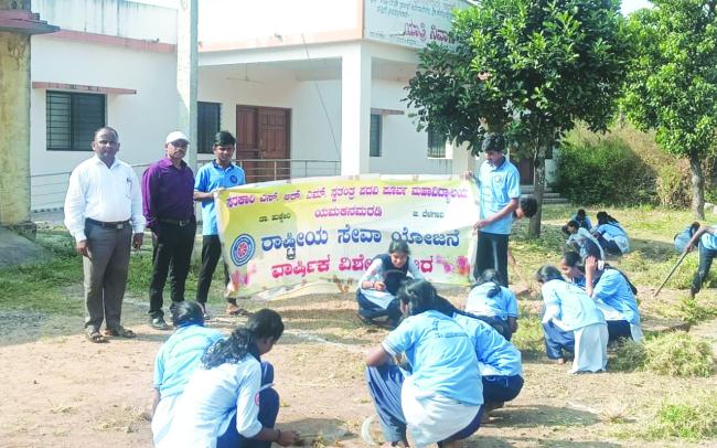 ರಾಷ್ಟ್ರೀಯ ಸೇವಾ ಯೋಜನೆ: ಹತ್ತರಗಿಯ ಕಾರೀಮಠದ ಆವರಣದಲ್ಲಿ ಸ್ವಚ್ಛತಾ ಕಾರ್ಯಕ್ರಮ  
