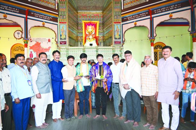 ಅಂತರರಾಷ್ಟ್ರೀಯ ಗಾಯಕ ವಿಕ್ಕಿ ಡಿ. ಪಾರೆಖ್‌ರಿಂದ ಸಿದ್ದಾರೂಢ ಮಠಕ್ಕೆ ಭೇಟಿ 