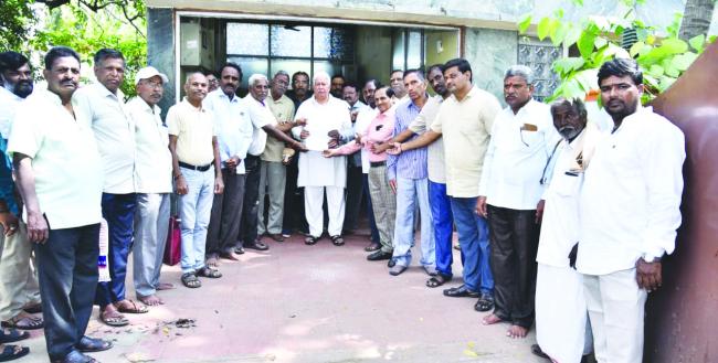 ರಸ್ತೆಗಳನ್ನು ಪುನರ್ ನಿರ್ಮಾಣ ಮಾಡಲು ಆಗ್ರಹಿಸಿ ಮನವಿ